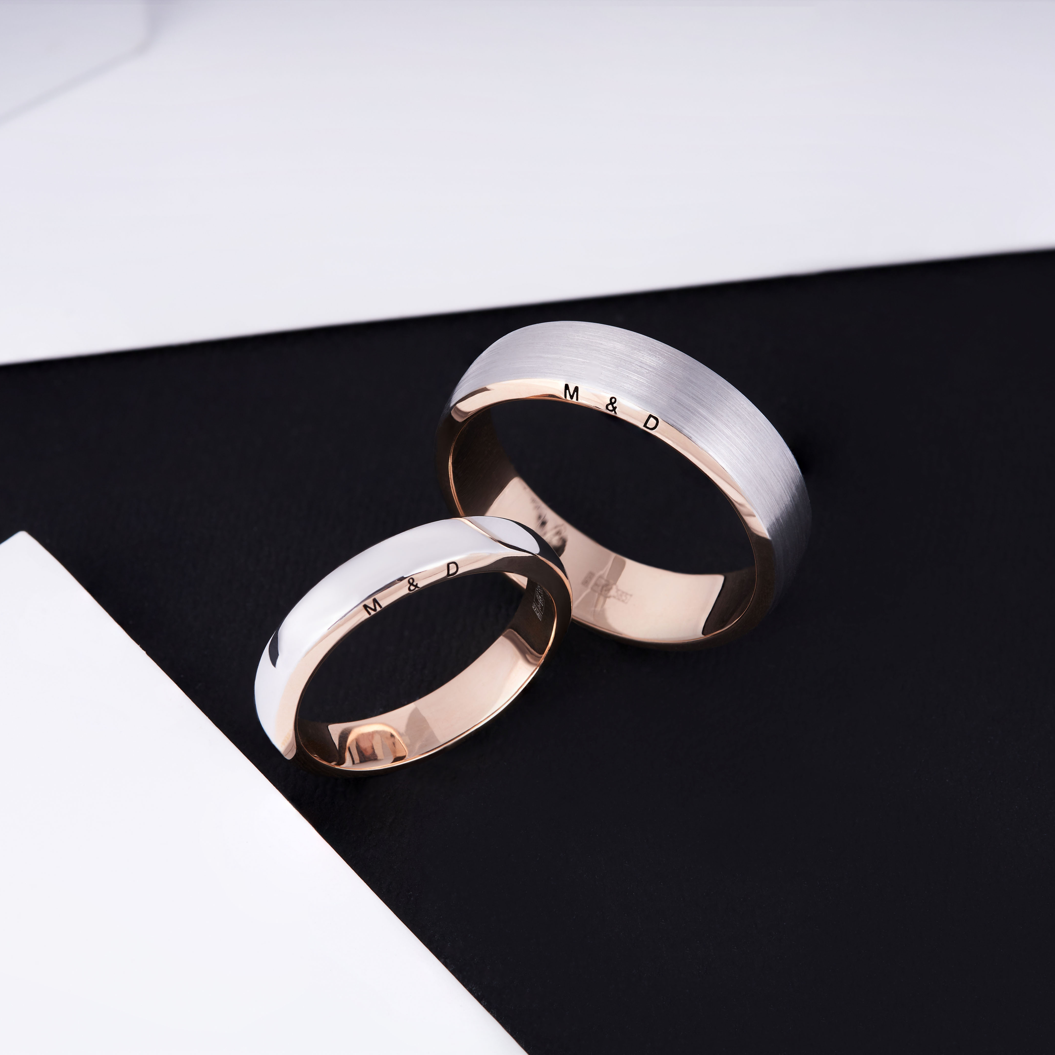 кольца из комбинированного золота с гравировкой инициалов