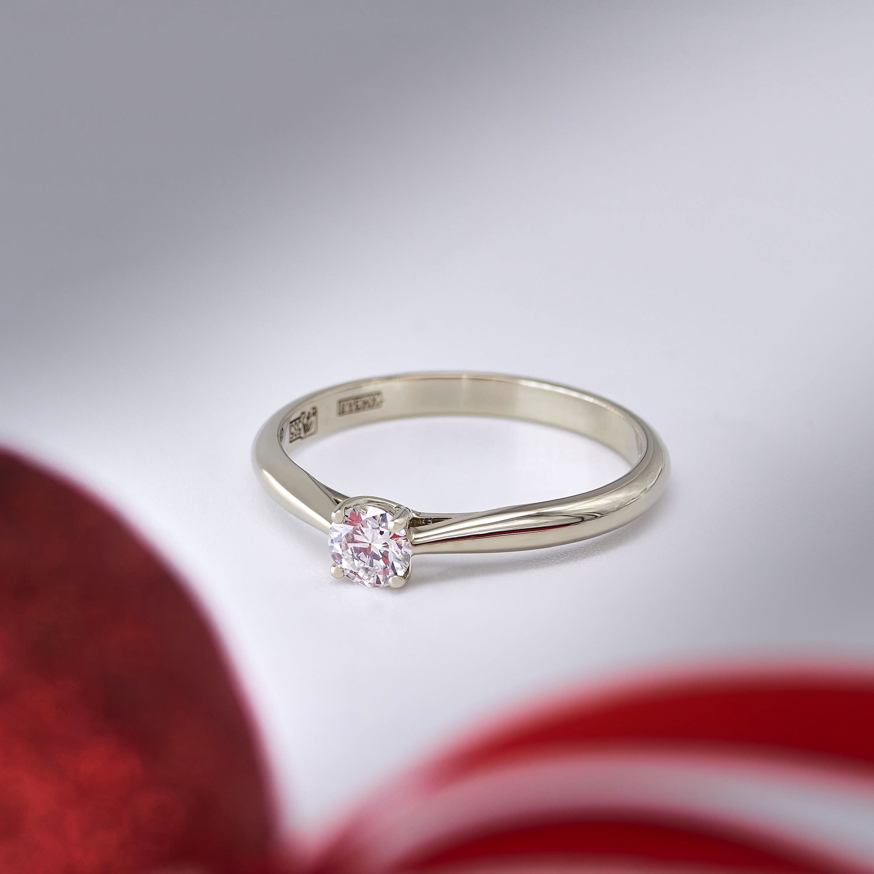 Кольцо с бриллиантом из белого золота не покрытое родием 0,25 карат.