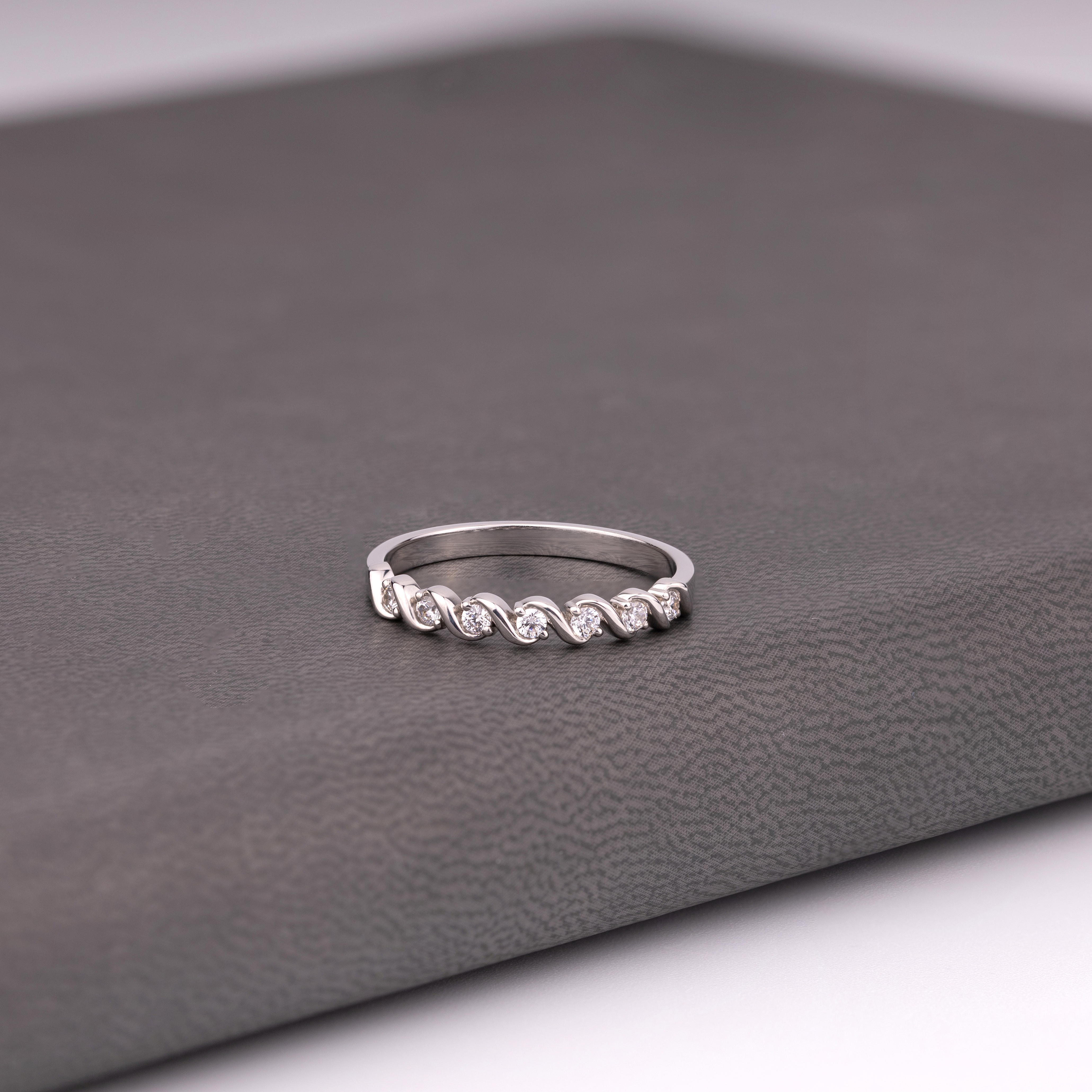 Обручальное кольцо дорожка бриллиантов.