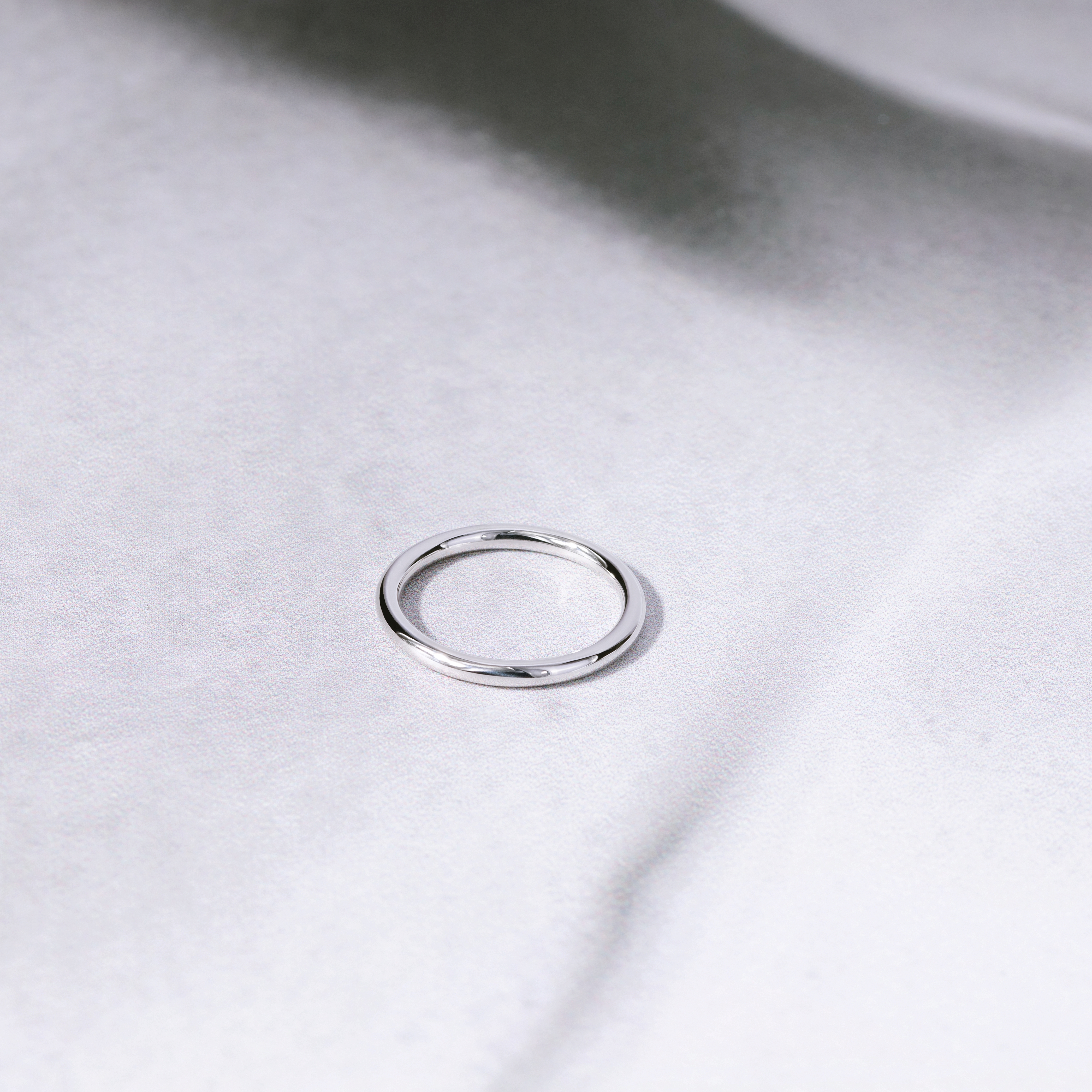 Обручальное кольцо в сечении круг. Белое золото 585 пробы.