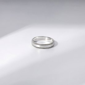 Нежное обручальное кольцо из белого золота