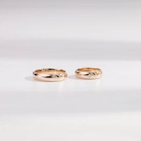 Обручальные кольца из розового золота 585 пробы. Ширина колец по 5 мм. Вставка бриллиант 2 мм, 0,031 карат.